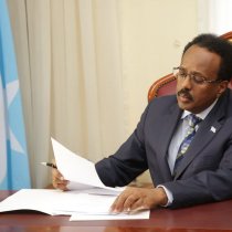 Madaxweyne Farmaajo Oo Saxeexay Sharciga Maareynta Maaliyadda Guud Iyo Sharciga Shirkadaha Ganacsiga