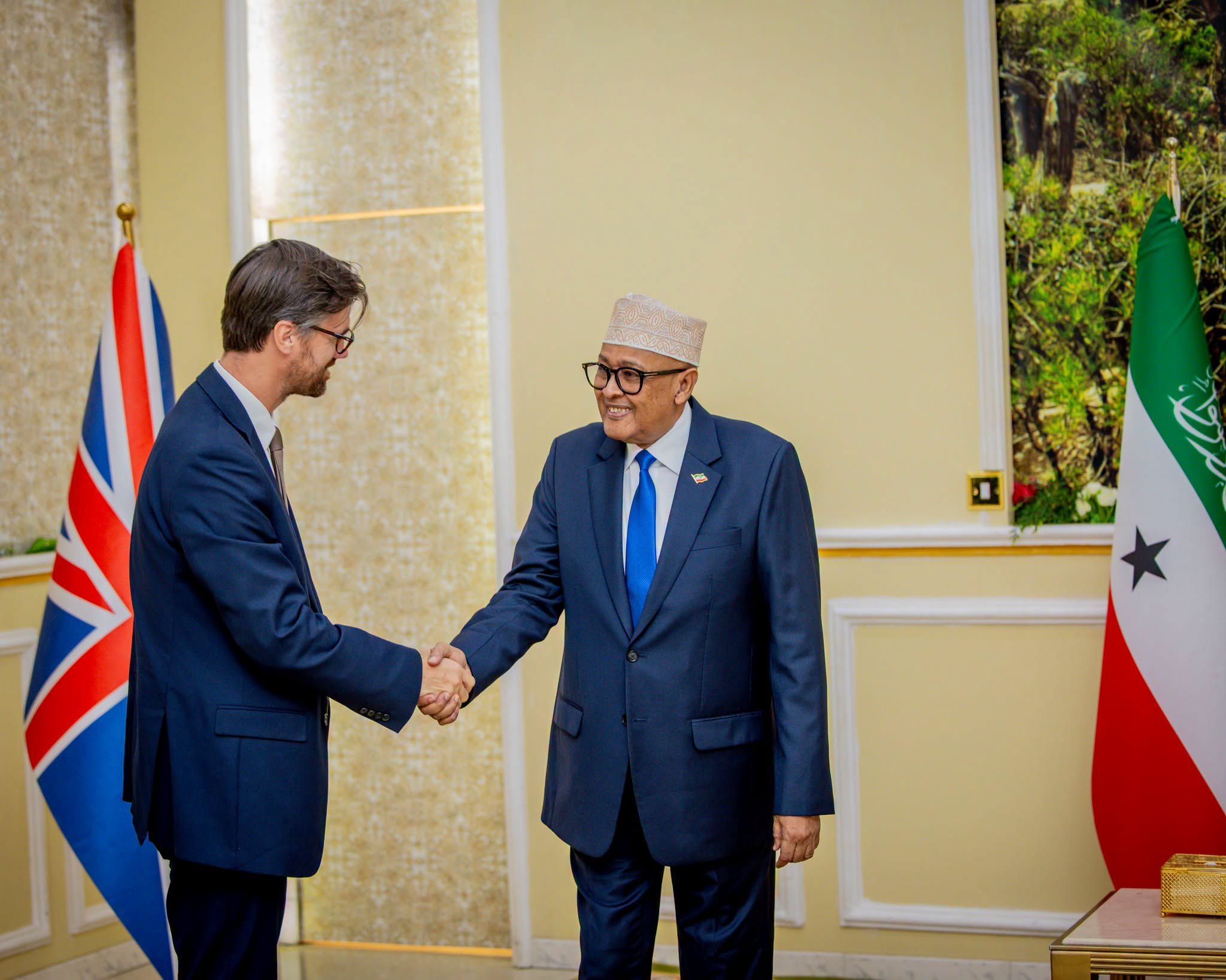 Madaxweyne Cirro Iyo Safiirka Ingiriiska Oo Ka Wada Hadlay Xoojinta Iskaashiga Iyo Aqoonsiga Somaliland