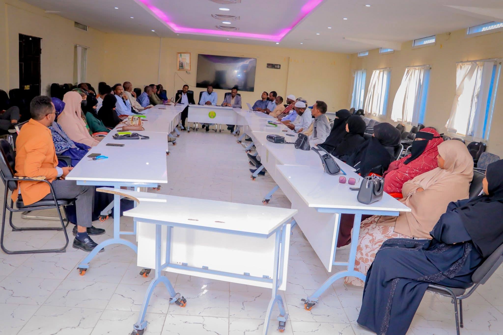 Guddoomiyaha Waxbarashada Maroodi-Jeex oo Kulan la Yeeshay Kooxda Hubinta Tayada Waxbarashada