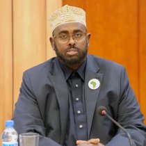 DEG DEG Madaxweynaha Jamhuuriyadda Somaliland oo hadhimo-sharafeed ku maamuusay Saxaafadda madaxa Bannaan iyo midda dawliga ah