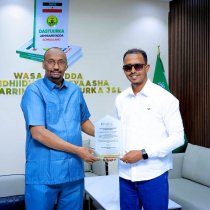 Wasaaradda Xidhiidhka Goleyaasha oo Shahaado Sharaf Guddoonsiisay Plan International