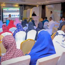 Guddoomiyaha Degmada Macalin Haaruun oo Furay Tartanka Kubadda Koleyga ee Garoonka Axmed Guray