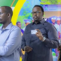 Ku-xigeenka RW dalka oo codkiisa ka dhiibtay xarun Jaamacadeed (Sawirro)