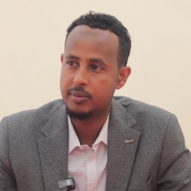 Muscab ayaa Culumada deegaanka ku wareejiyay 162 kun oo dolar ah oo si Khalad ah u soo gashay. DAAWO