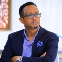 الرئيس الأمريكي دونالد ترامب وسياساته (خصوصًا مشروعه الضريبي وسياساته الاقتصادية والسياسية) بوصفها تهديدًا لبنية الدولة الأمريكية، تمامًا كما ساهمت البيريسترويكا في تفكك الاتحاد السوفييتي.