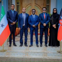 Wasiirro ka Tirsan Xukuumadda Somaliland oo Ceerigaabo Kulan Nabadeed kula Qaatay Odayaasha Bariga Sanaag