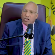 "Muuse Biixiyow Xisbiga Kulmiye gacantaada kuma jiro, Maxamed Kaahin ayaa..."Guddoomiye Samaale. DAAWO