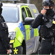 Booliiska UK Oo Damaanad Ku Sii Daayay Shan Nin Oo Looga Shakiyay Dambiyo Argagixisanimo