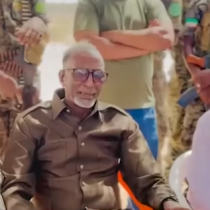 Beeshi Ciise Oo Saxeexay Heshiis Nabadeed +wasiir cabdale oo... DAAWO