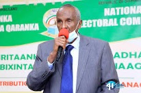 Madaxweyne kala diray Baarlamaanka dalkiisa si aan xilka looga qaadin