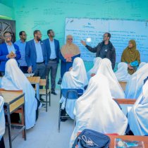 Ismaaciil Ducaale Yuusuf oo Kormeer ku Tegay Dugsiga Sare ee Faarax Oomaar