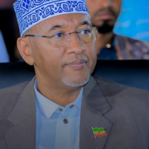 Xirsi Cali Xaaji Xasan Oo Ku Bogaadiyey Cabdikariin Axmed Mooge Sida Uu Xilka Uga Degay Markii Muddadiisu Dhammaatay