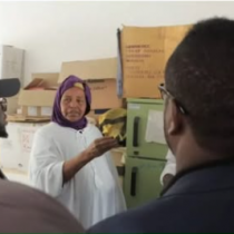 Masuuliyiin Caafimaad oo Booqday Hooyo Ku Umushay Bannaanka Xarun Caafimaad oo Gabiley ku Taalla