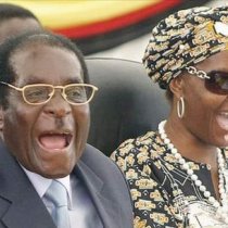 Qayb ka mida Kaftankii Robert Mugabe.