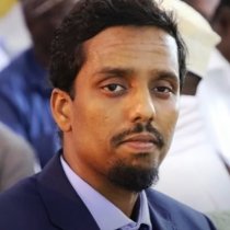 Daawo: " "Sidee Ayuu Kulmiye Ku Rabaa Inuu Codka Shacabka ku Helo"...Cabdicasiis Samaale