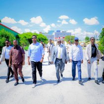 DEG DEG: Wasiir Barkhad Batuun Oo Daah-furay Sanduuq Caafimaad – Shaqaalaha Oo Isu Gurmaday