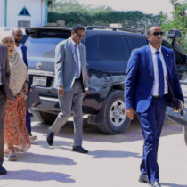 Guddoomiyaha Degmada Macalin Haaruun oo Furay Tartanka Kubadda Koleyga ee Garoonka Axmed Guray