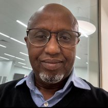 Gudoomiyaha Komishanka Doorashada oo Maamuusay Dhakhaatiir Bulshada ugu Shaqeeyay si Bilaash ah