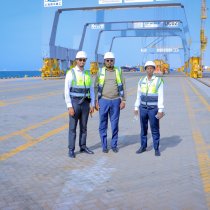 Wasiirka Gaadiidka oo Berbera Kulan Kula Yeeshay DP World iyo Maamulka Saaxil