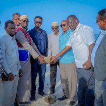 Wasiirka Biyaha Somaliland Oo Dhagax-dhigay Warshaddii Ugu Horreysay Ee Biyaha Badda Looga Macaanaynayo Saylac