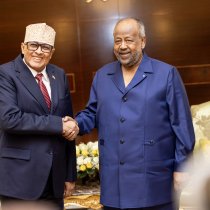 Madaxweynaha Cirro ayaa Qaabilay Wufuud Caalami ah iyo Ciyaatoy Kanu Nwankwo.