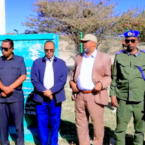 Wasiirka Horumarinta biyaha oo xadhiga ka jarey Laba Riig ceel biyood Magaalada Ceerigaabo. DAAWO