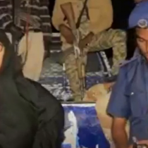 DAAWO: Gabadh Inay Isdisho Donaysay Oo Ciidanka SLAND Qabteen