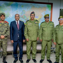 Taliyaha Ciidanka Qaranka Somaliland Oo Kulan La Yeeshay Safiirka Itoobiya