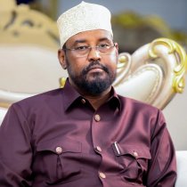 "Reer Daahiraw Wasiir Maxamed Kaahin Deegaankeena ayuu Rabaa Inuu Dab ka Shido Ee Diida Dagaalka.."Suldaan Dubad-ka Habar-jeclo DAAWO